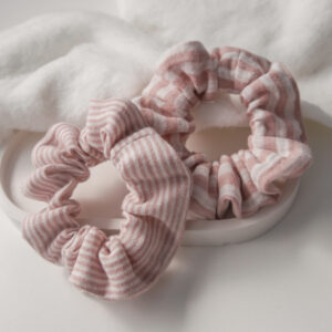 Musselin Scrunchie – Streifen Rosa